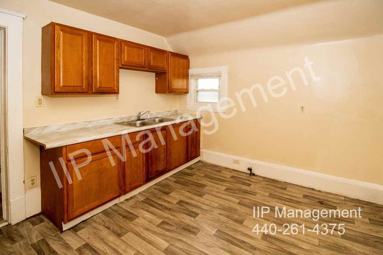 2142 West 105th Street #UP - Photo 6 of 17