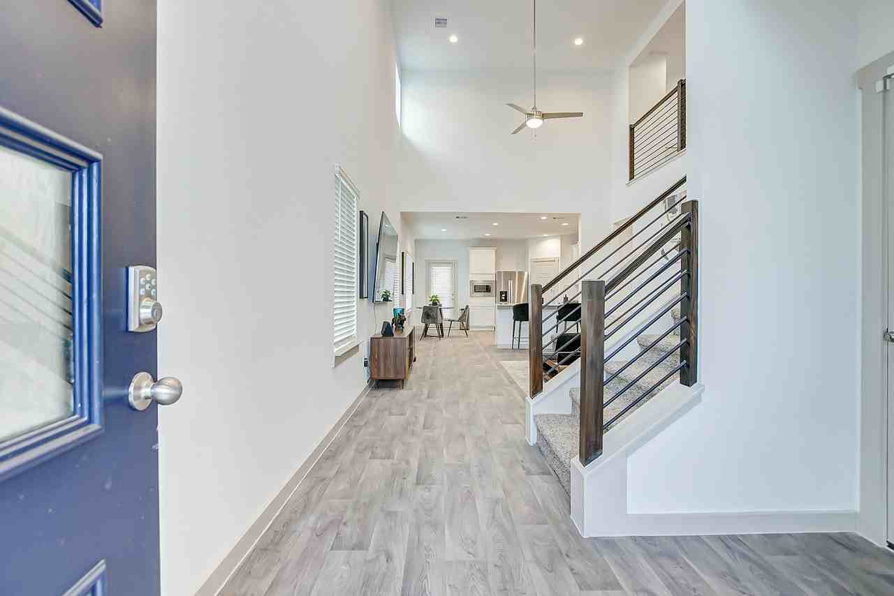 12827 Barnsbury Lane - Photo 3 of 44