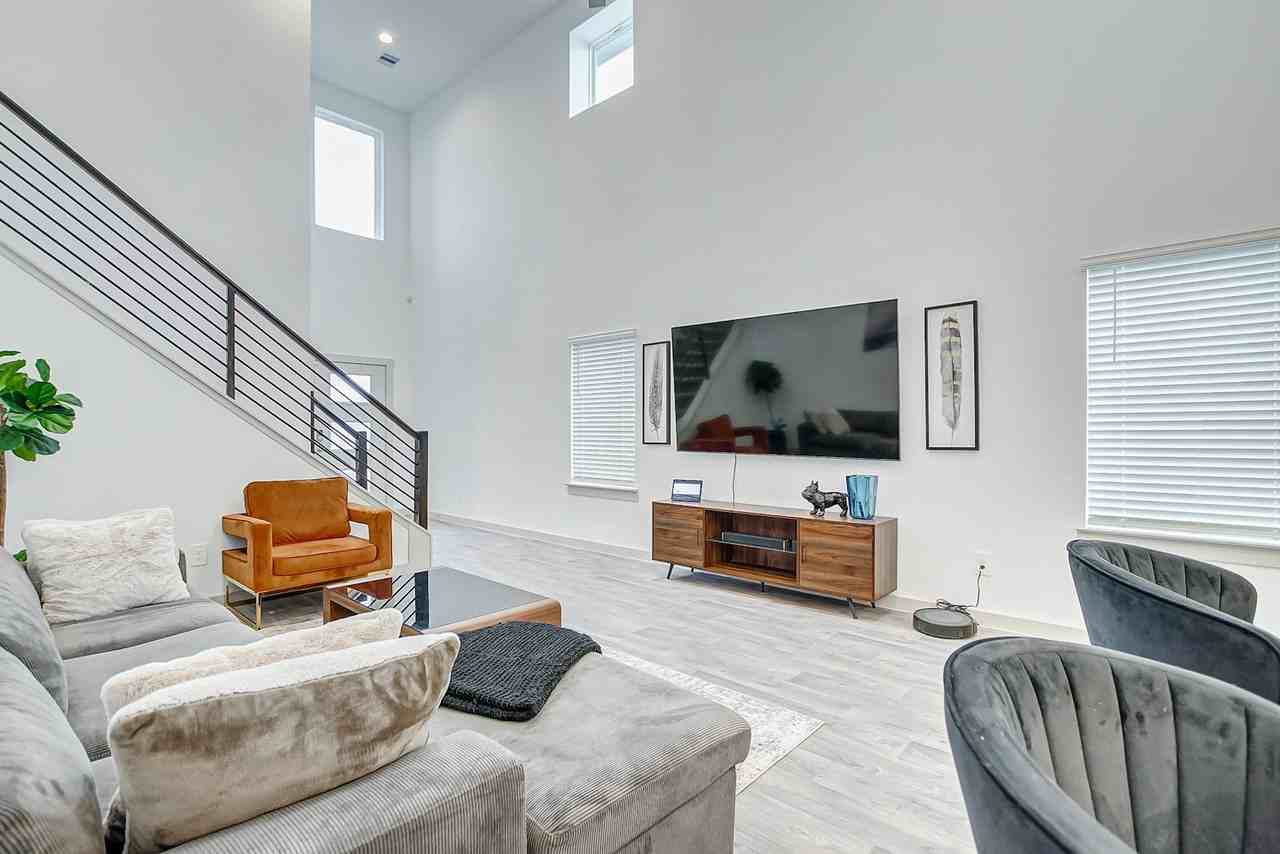 12827 Barnsbury Lane - Photo 4 of 44