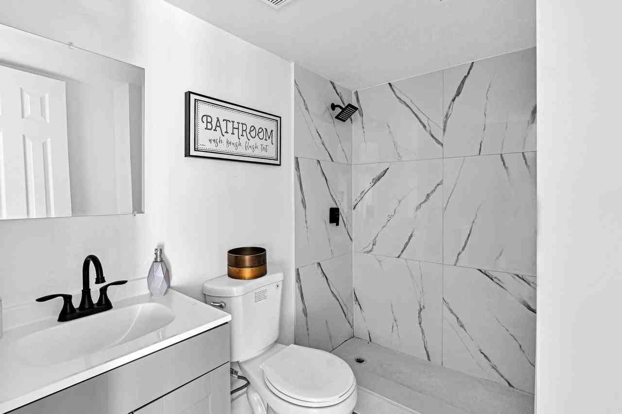 801 Southwest 15th Avenue, Unit 5 - Photo 3 of 4