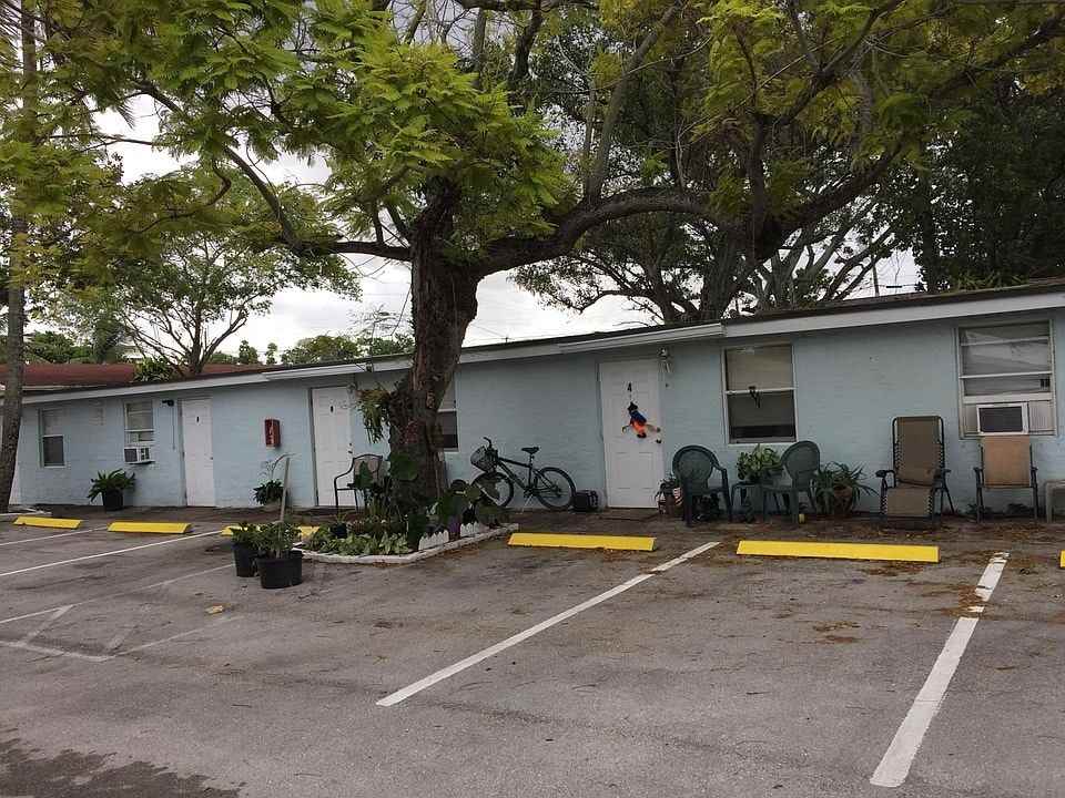 3904 Southwest 13th Court, Unit 1 - Photo 3 of 3