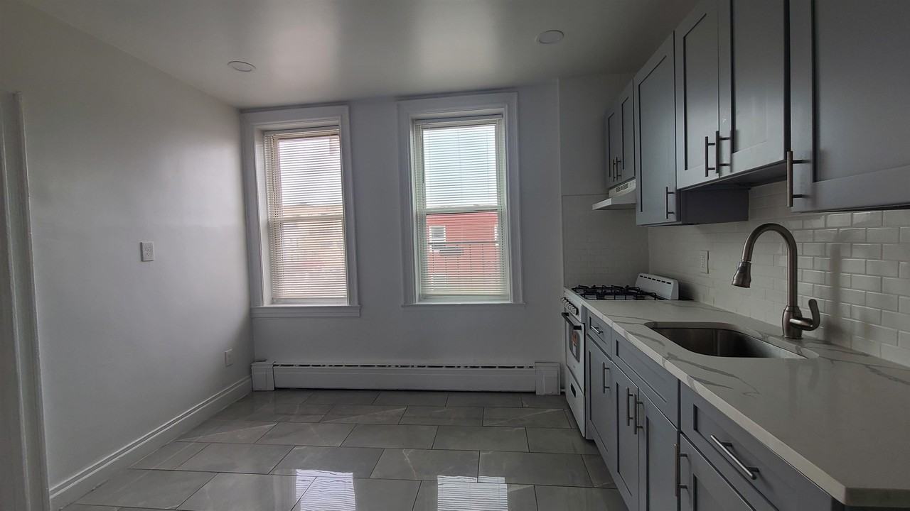 297 Griffith St #3 - Photo 5 of 14