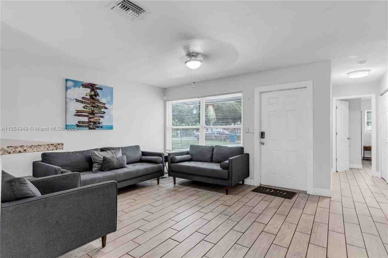 6660 Custer Street - Photo 2 of 24