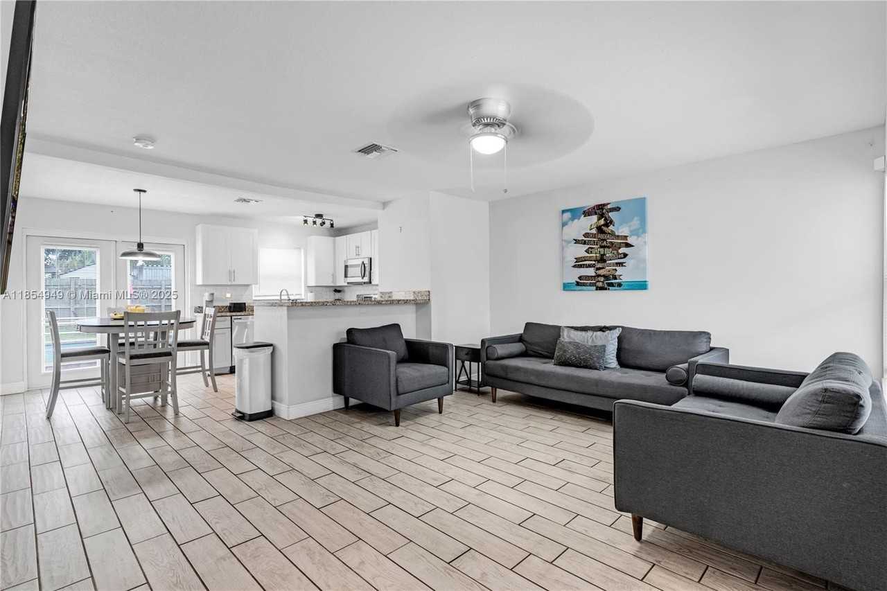 6660 Custer Street - Photo 3 of 24