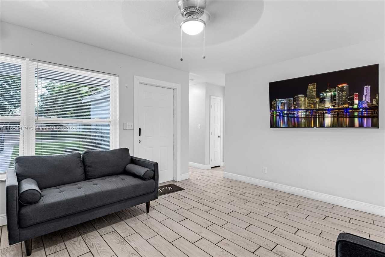 6660 Custer Street - Photo 4 of 24