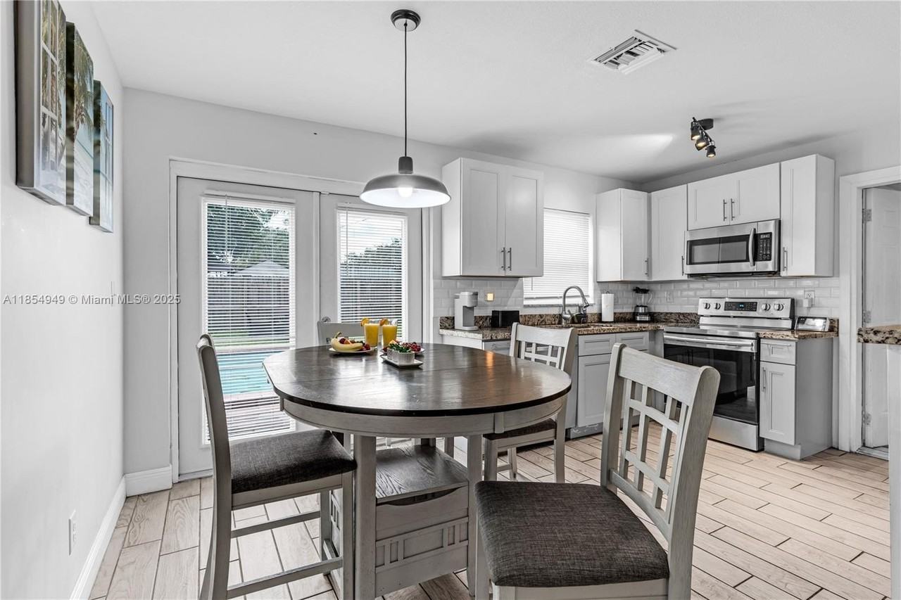 6660 Custer Street - Photo 5 of 24