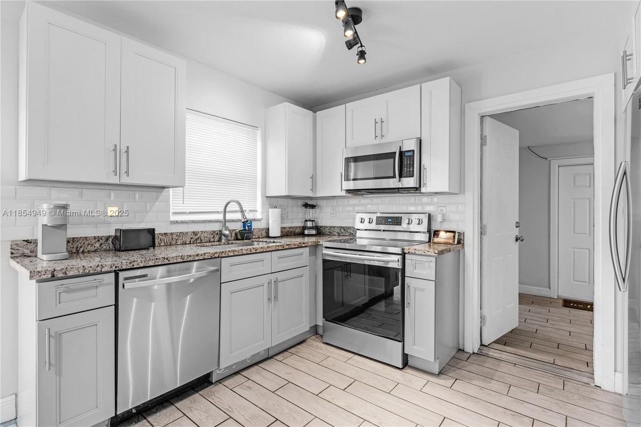 6660 Custer Street - Photo 7 of 24