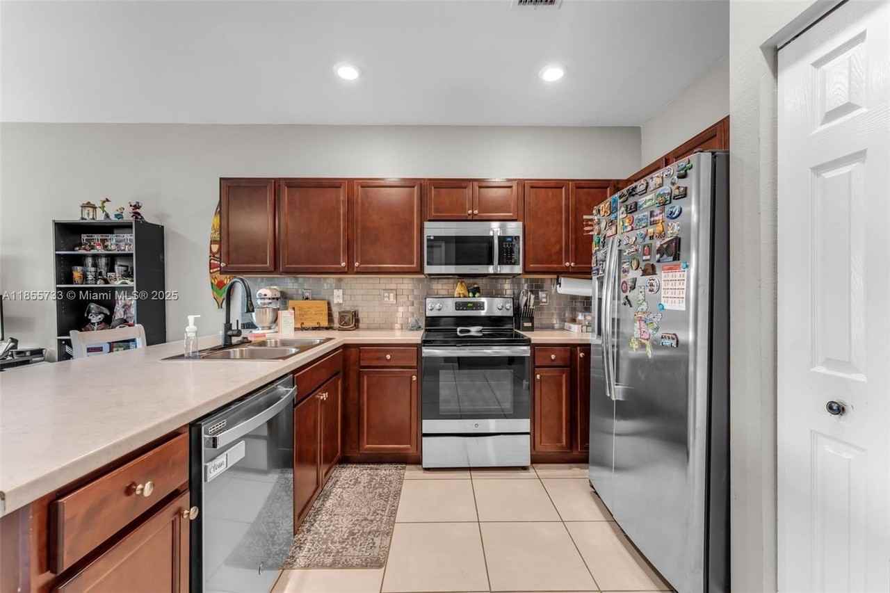 3763 Se 2nd St - Photo 5 of 37