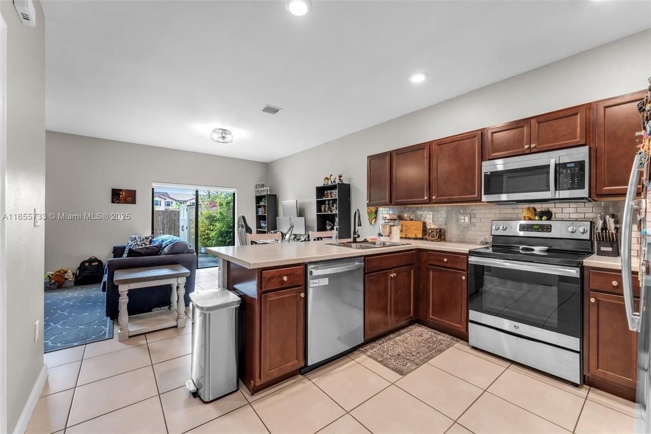 3763 Se 2nd St - Photo 6 of 37