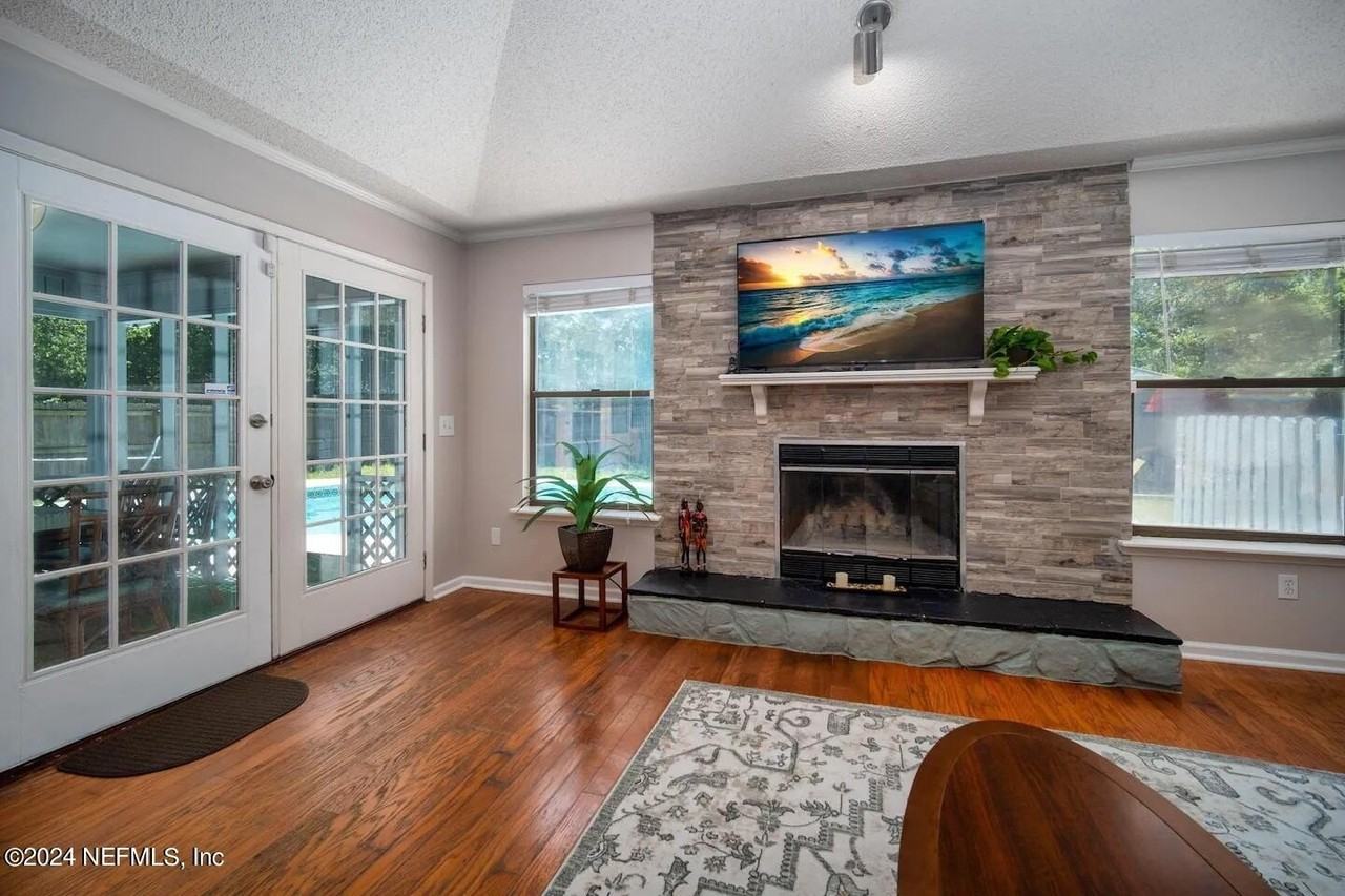 10062 Hawks Hollow Rd - Photo 4 of 39