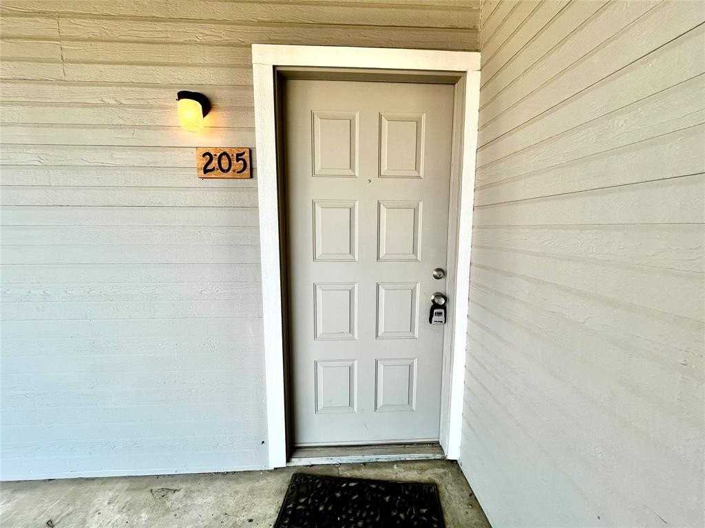 2526 W Prairie St #205 - Photo 3 of 8