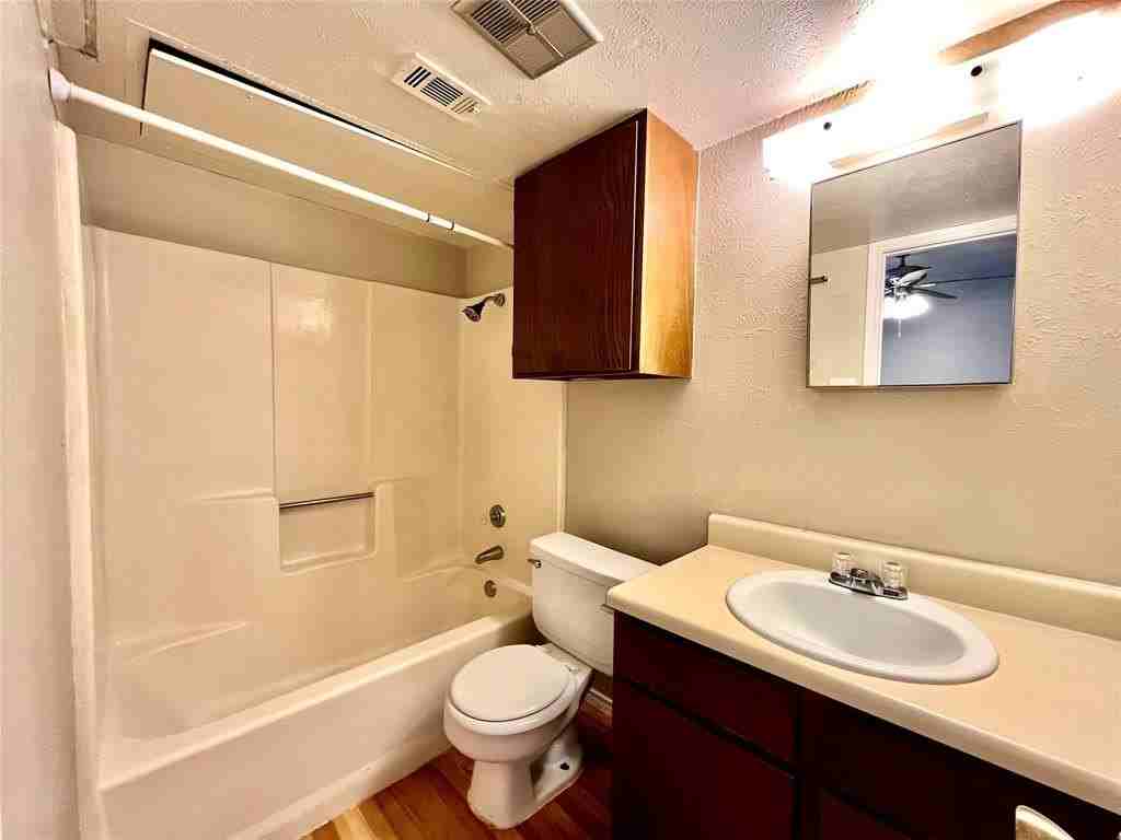 2526 W Prairie St #205 - Photo 6 of 8