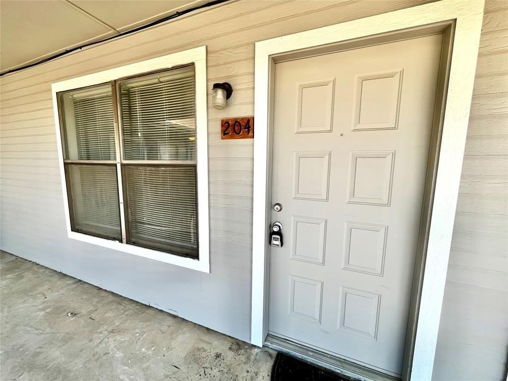 2526 W Prairie St #204 - Photo 3 of 8