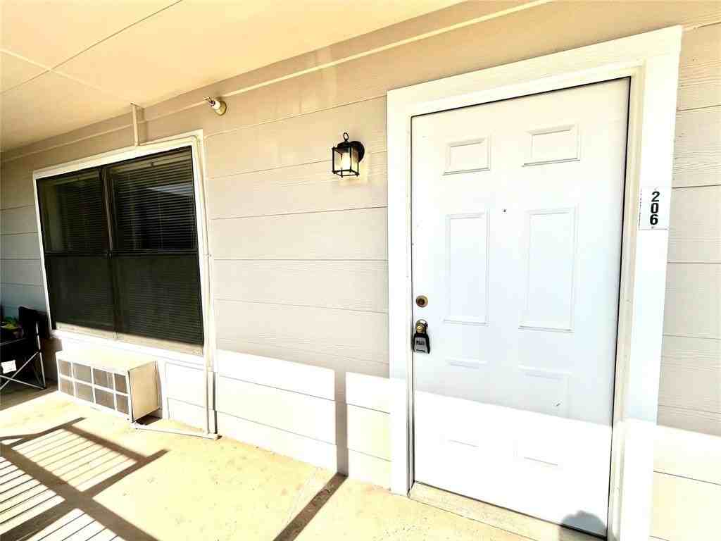 701 W Sycamore St #206 - Photo 3 of 10