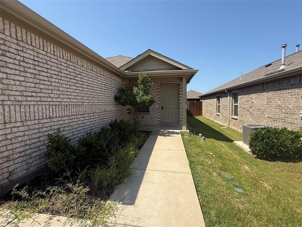 2833 Highgarden Trl - Photo 3 of 23