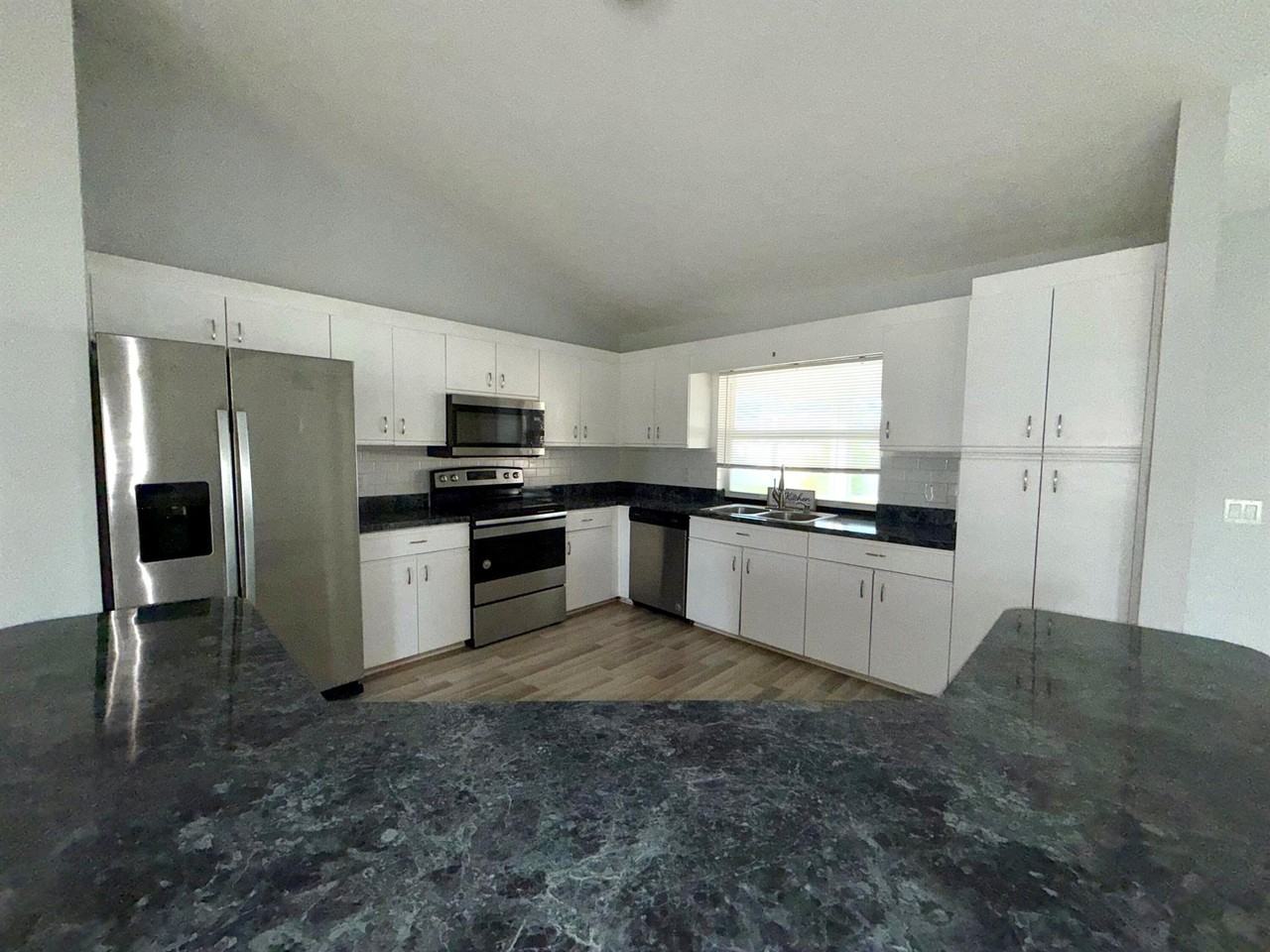 1050 Southeast Euclid Lane - Photo 4 of 15