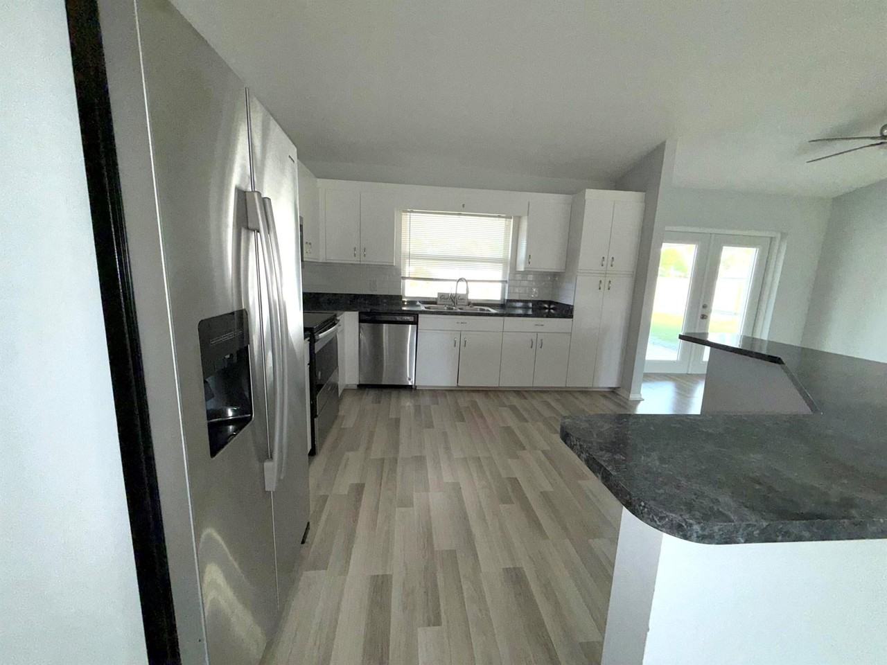 1050 Southeast Euclid Lane - Photo 5 of 15