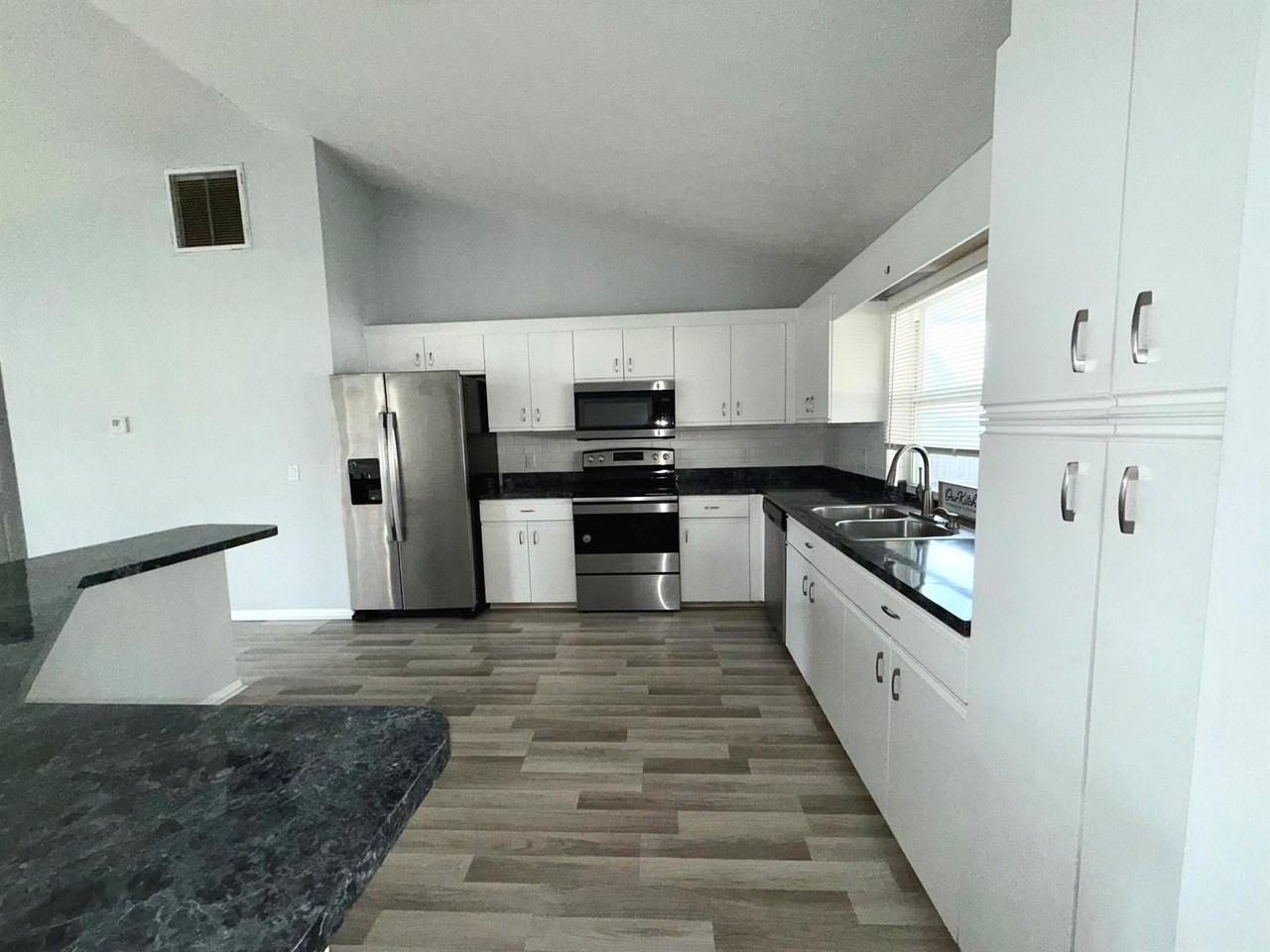 1050 Southeast Euclid Lane - Photo 6 of 15