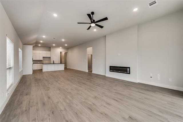 921 Baybrook Ln - Photo 4 of 28