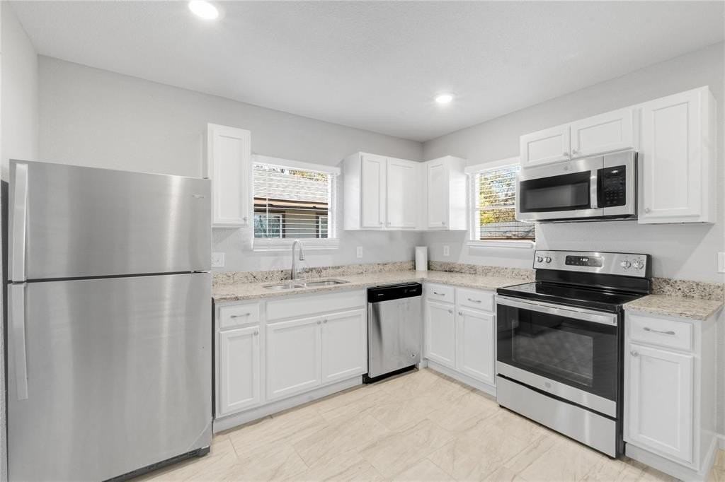 1227 Wilbur St - Photo 2 of 5