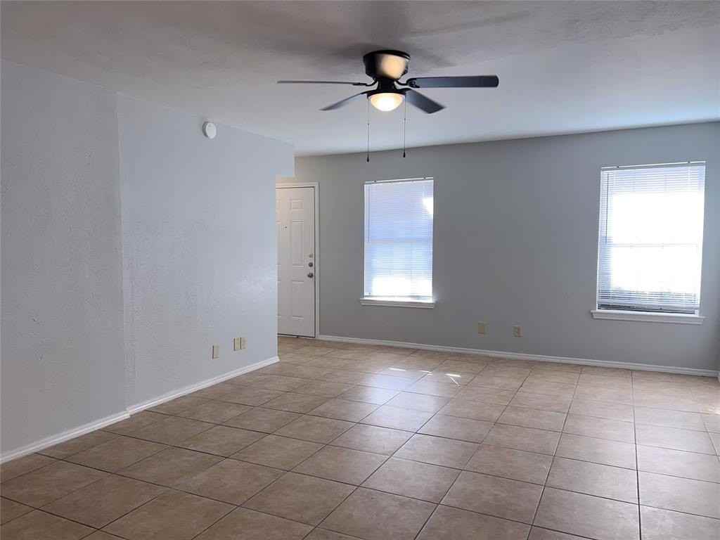 2416 Lakeview Cir #2418 - Photo 3 of 15