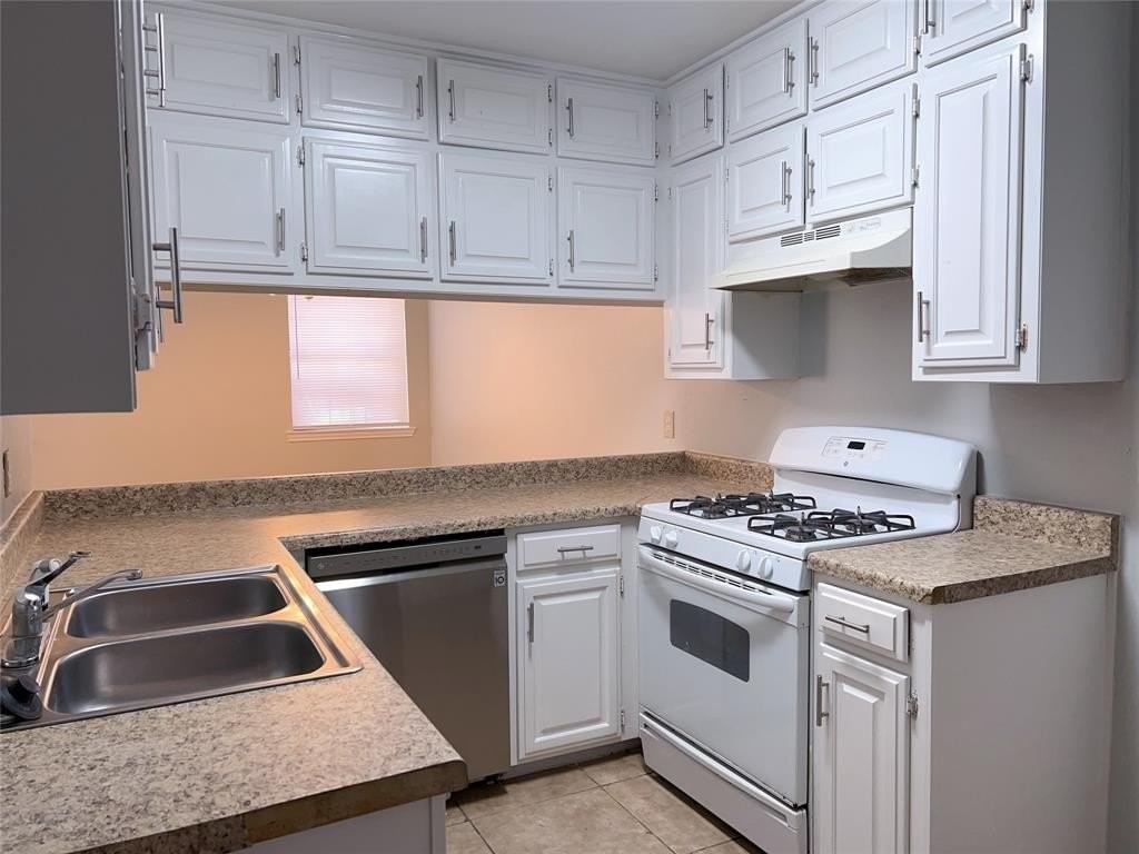 2416 Lakeview Cir #2418 - Photo 5 of 15