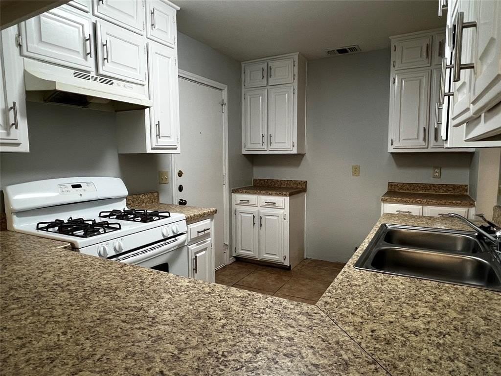 2416 Lakeview Cir #2418 - Photo 6 of 15