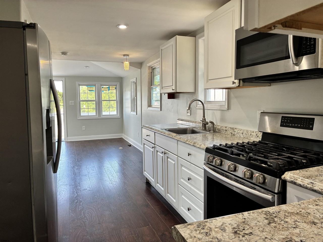 131 Pacific Ave - Photo 3 of 9