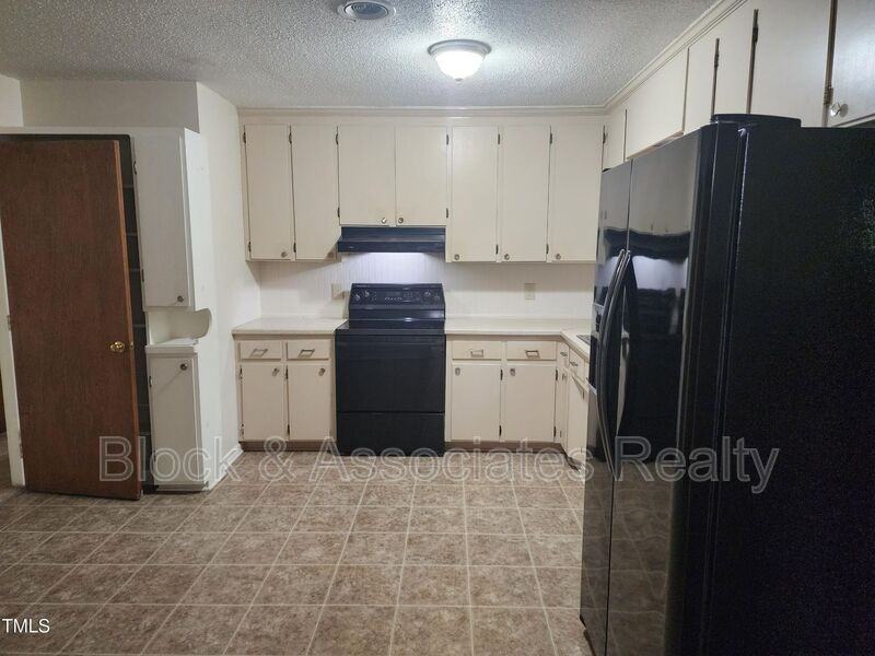 3304 Boulder Ct - Photo 2 of 19