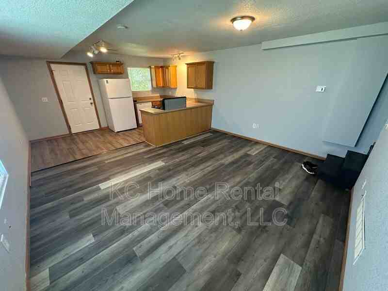 1001 S Hocker Ave - Photo 3 of 35