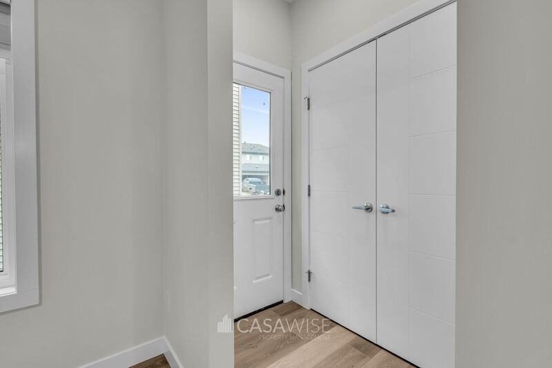 1077 Berg Pl - Photo 5 of 22