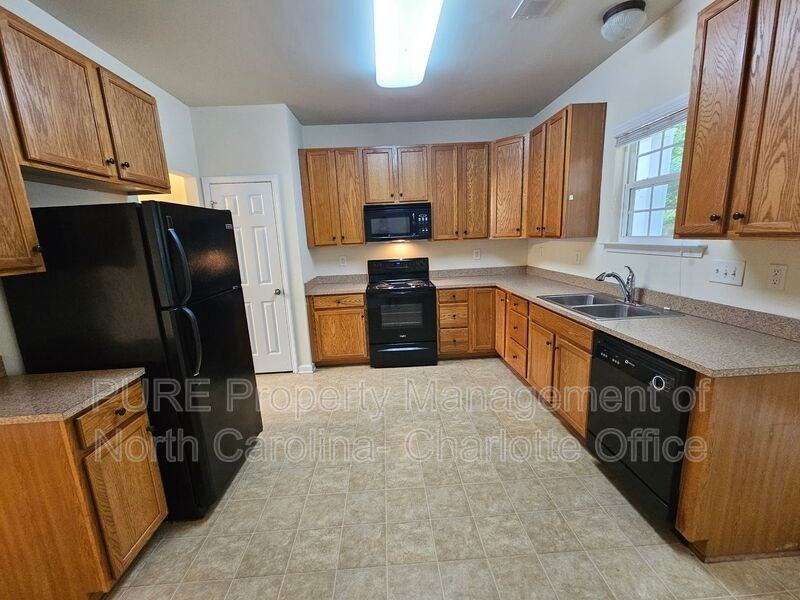 7227 Tanners Creek Dr - Photo 2 of 38