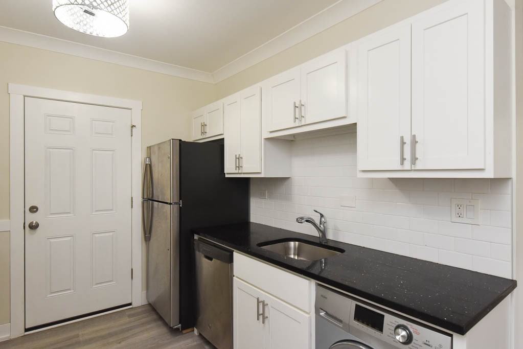 1417 W Hutchinson St #1 - Photo 4 of 21