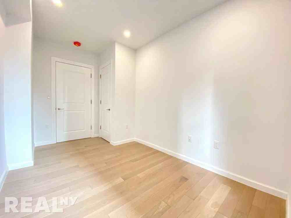 E 48th St #6P3 - Photo 3 of 7