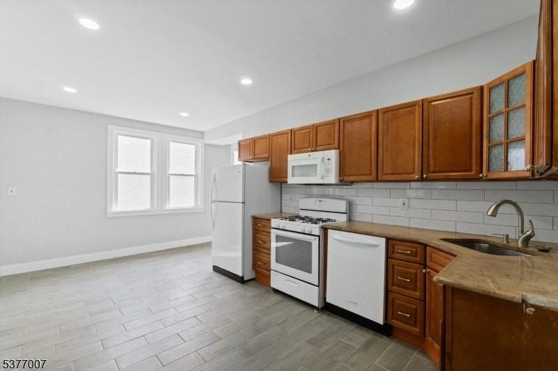 114 Littleton Ave - Photo 3 of 18