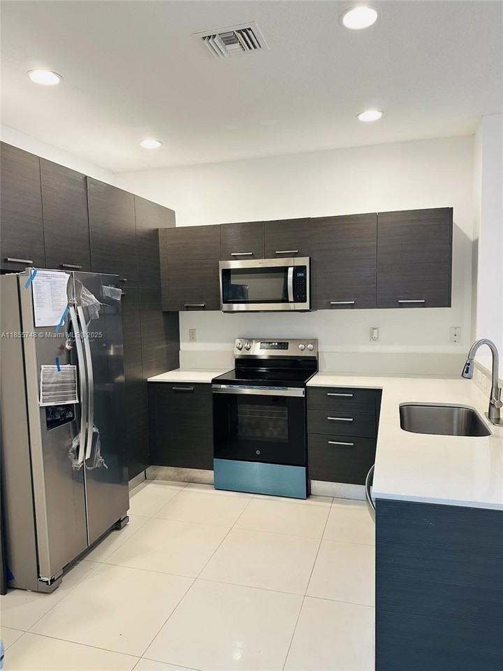 3442 Nw 13th St #3442 - Photo 3 of 17