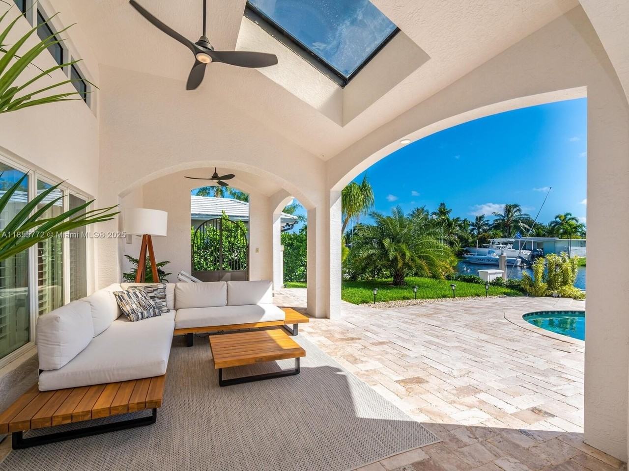 2118 Ne 15th St - Photo 4 of 38