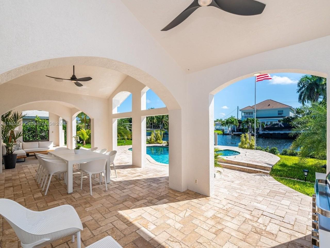 2118 Ne 15th St - Photo 5 of 38