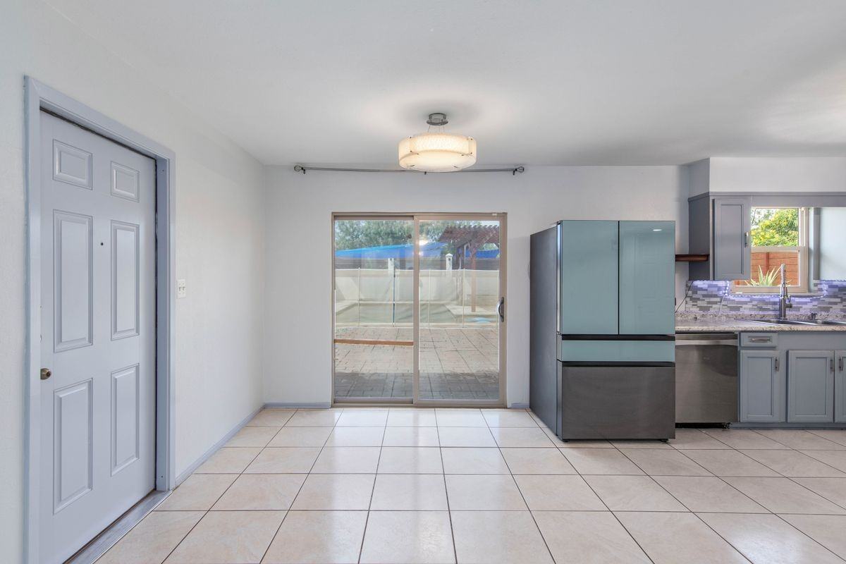 221 E Adams St - Photo 5 of 14