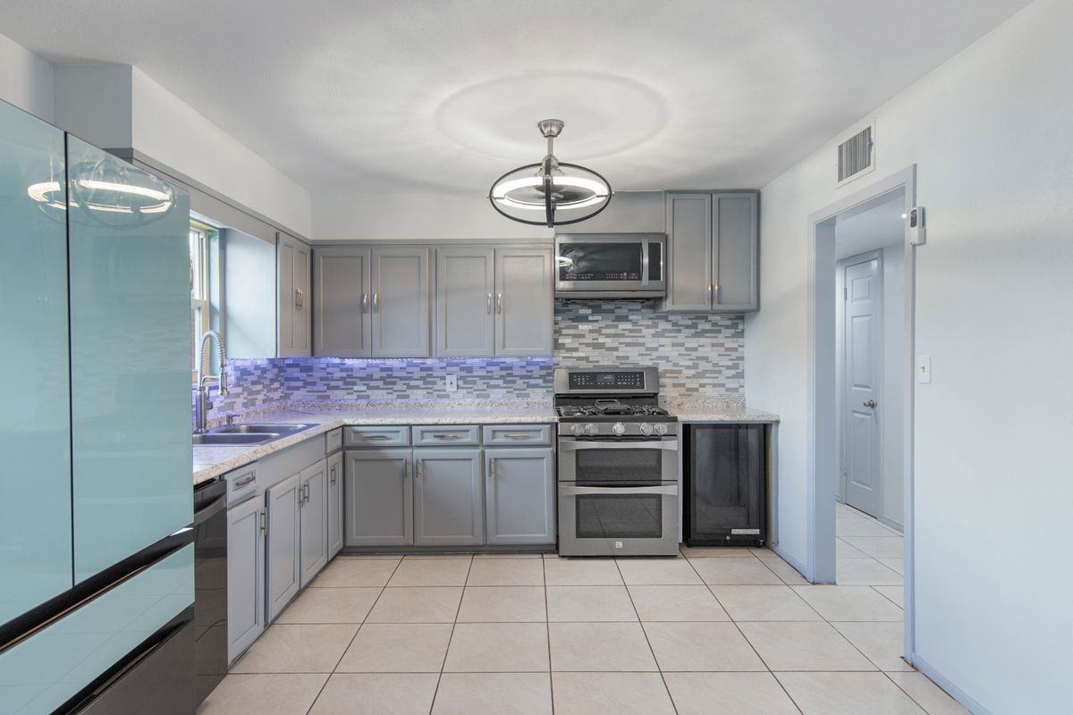 221 E Adams St - Photo 6 of 14