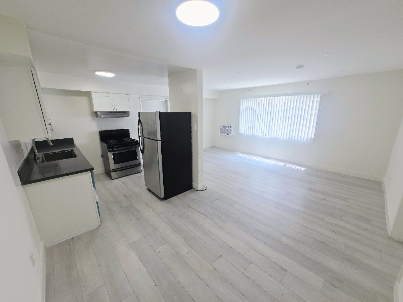 843 S Ardmore Ave #102 - Photo 5 of 12