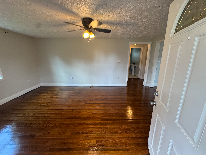 401 Hollingsworth Cir - Photo 3 of 14
