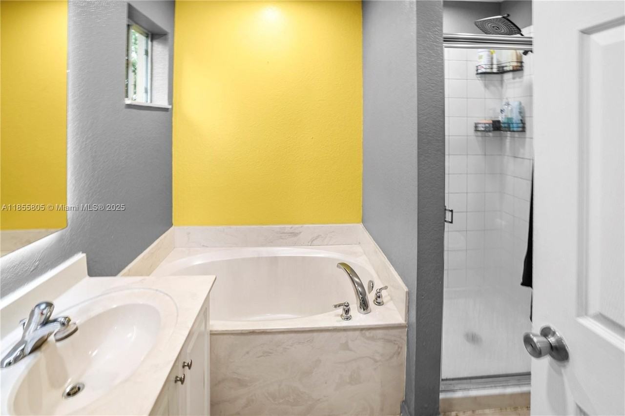 6037 Southwest 19th Street #6037 - Photo 5 of 15