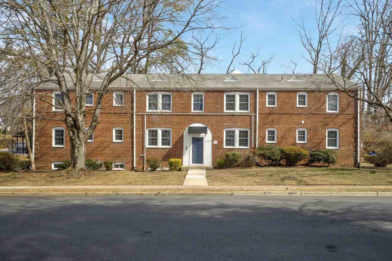 1217 N Kensington St #4 - Photo 2 of 49