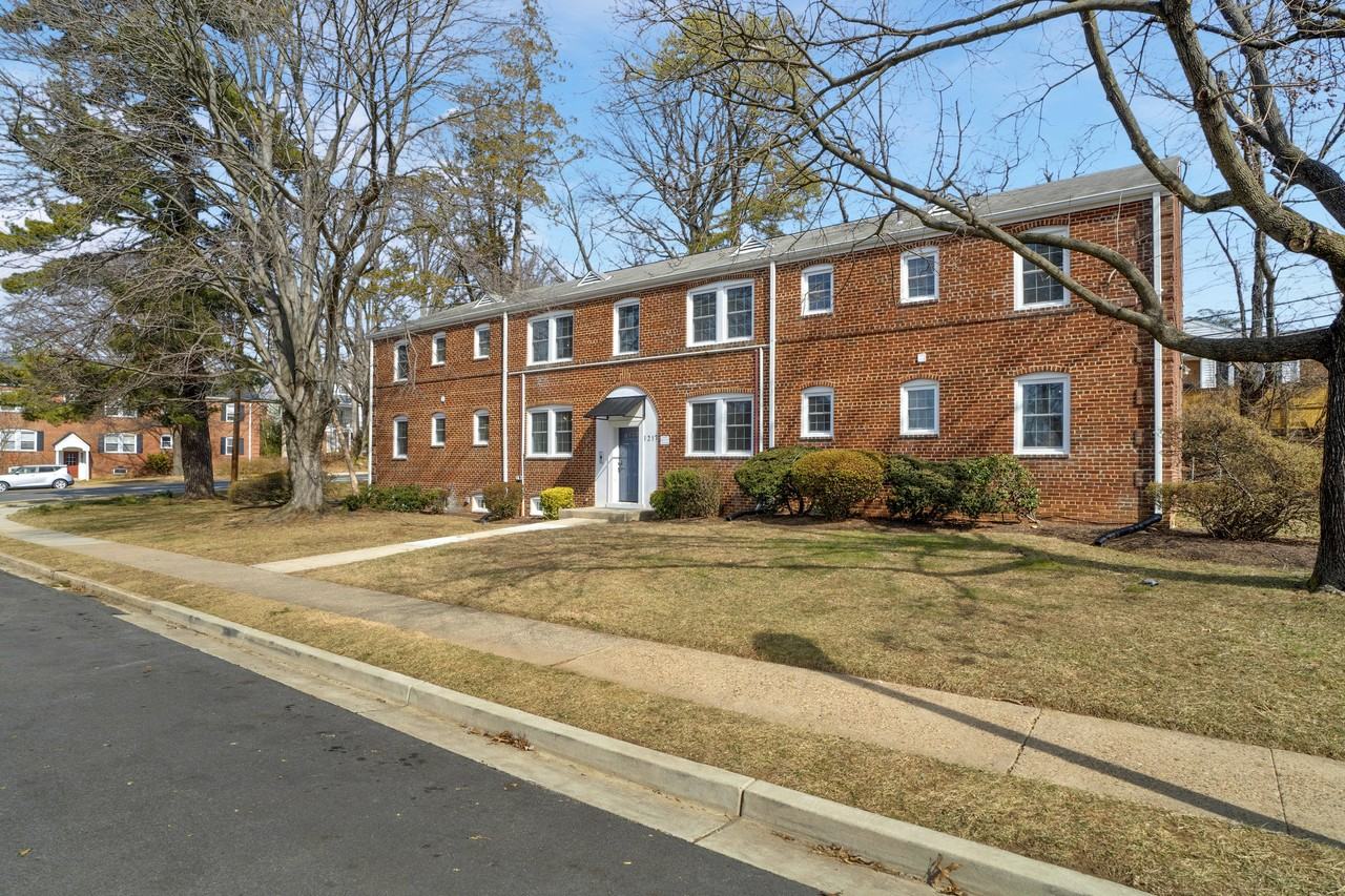 1217 N Kensington St #4 - Photo 3 of 49