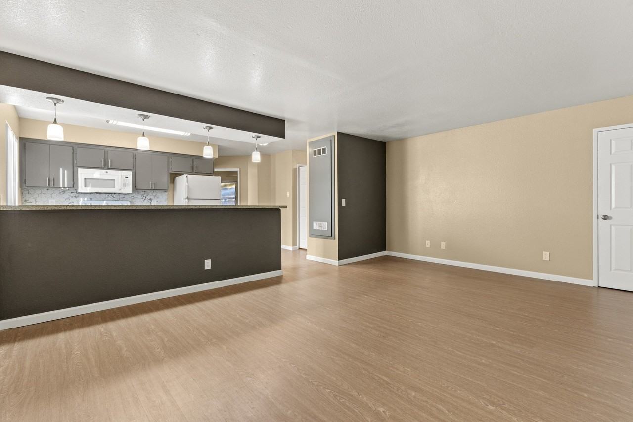 Redwood Cove Apartments - Photo 4 of 18