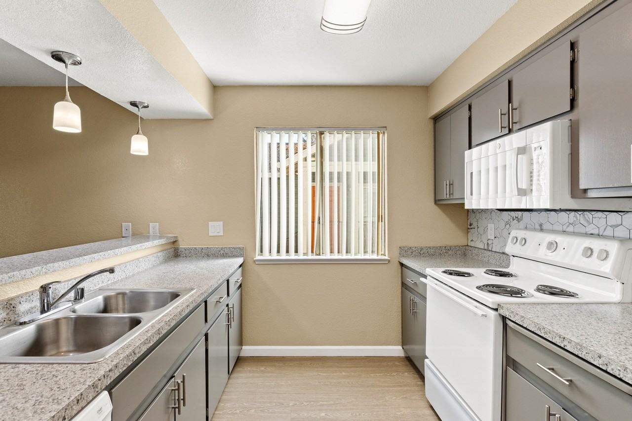 Redwood Cove Apartments - Photo 5 of 18