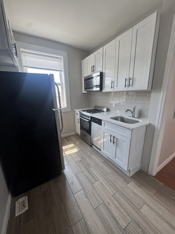 630 Bergen Ave - Photo 3 of 5