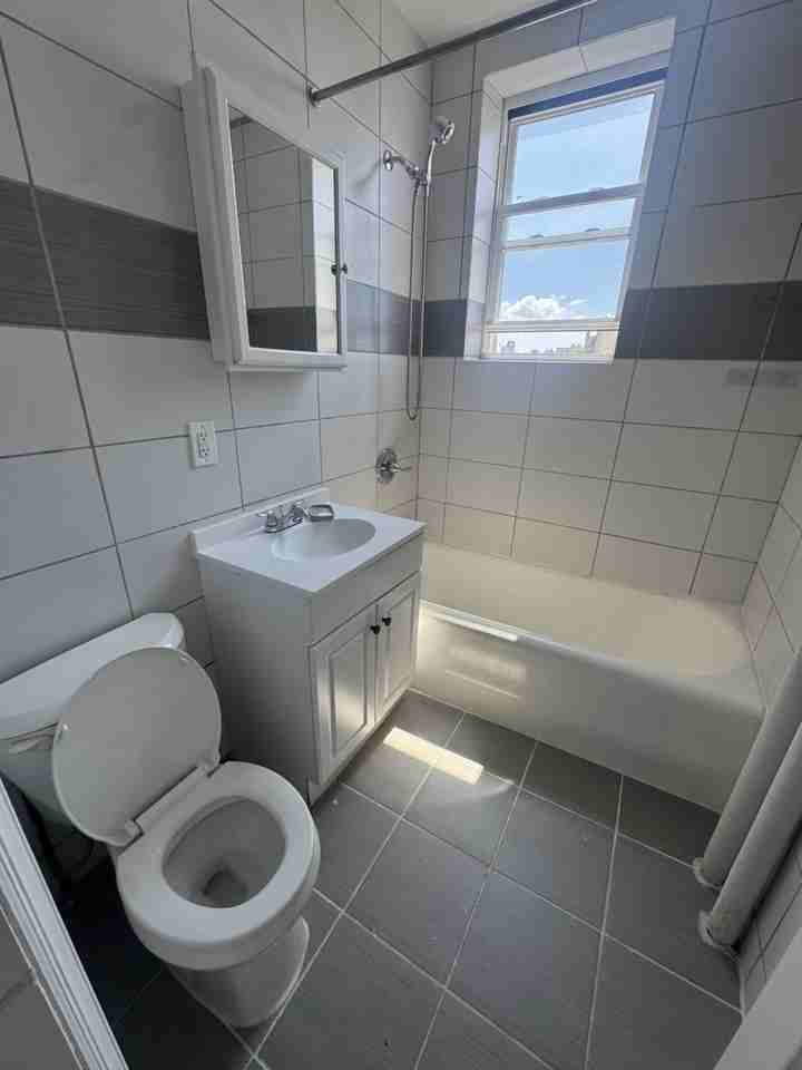 630 Bergen Ave - Photo 2 of 5