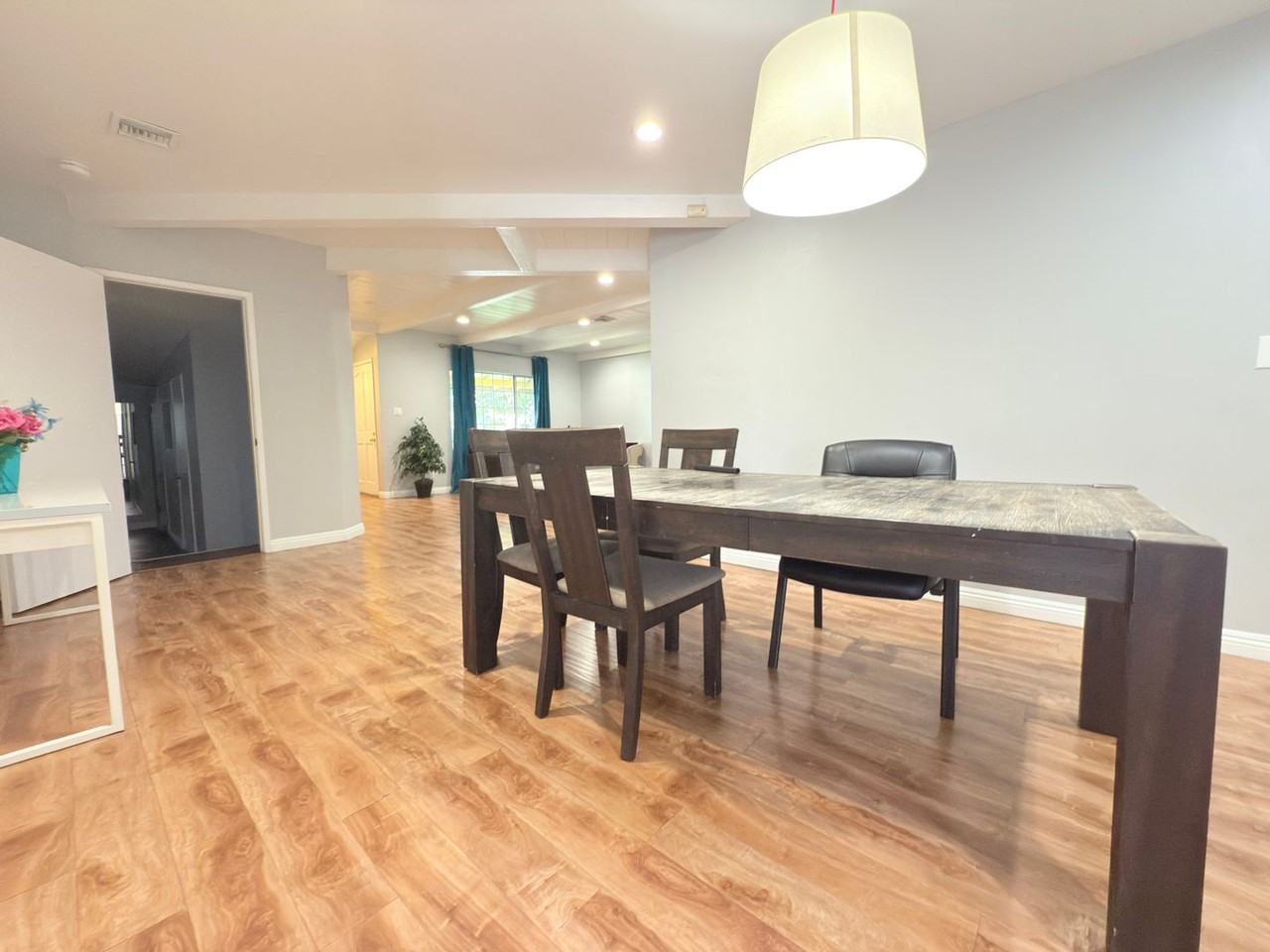 16656 Nordhoff St - Photo 5 of 10